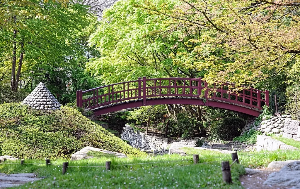 Мост в саду Альбера Кана