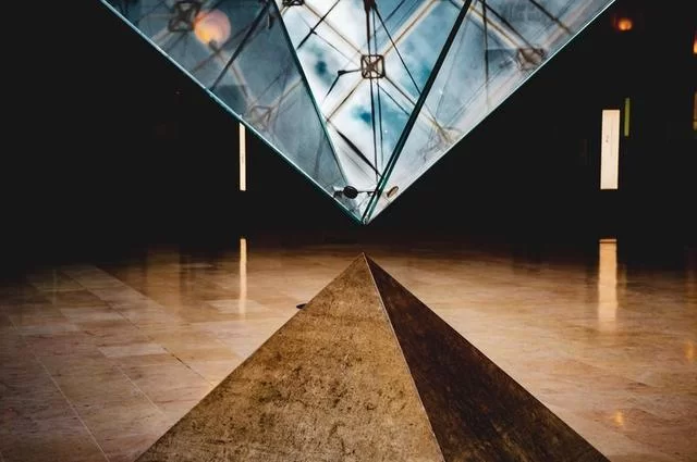 Перевернутая пирамида в фойе музея под землей
