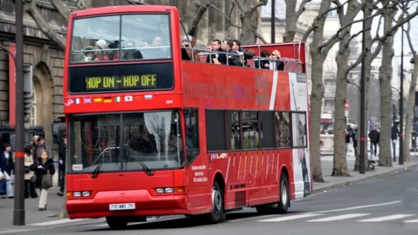 Двухэтажный автобус в Париже