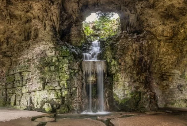 Водопад в пещере в парке Бют-Шомон
