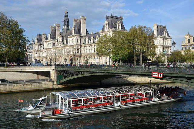 Мост Арколь перед мэрией Парижа