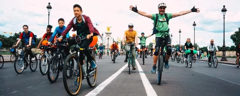Велосипедисты на мосту Александра III