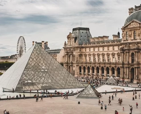 Двор Лувра с пирамидой