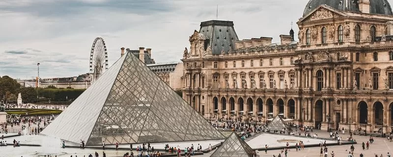 Двор Лувра с пирамидой
