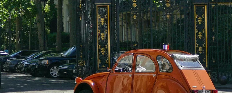 Машина у ворот парка Монсо