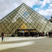 Главный вход в Лувр