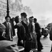 Поцелуй у парижской мэрии