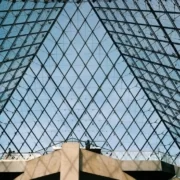 В пирамиде Лувра