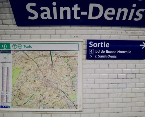 Карта Парижа на каждой станции метро