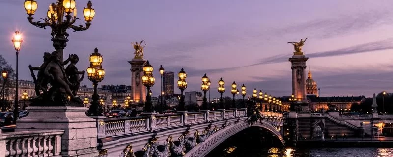 Мост Александра III в вечерней подсветке