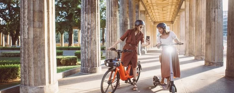 Девушки на электросамокате и велосипеде