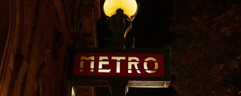 Транспорт ночью в Париже
